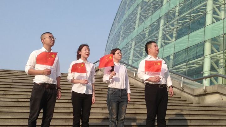 70多岁的老太太深情歌唱祖国,让我们一起歌唱祖国