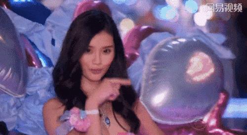 再穷不能穷*裤内**！老外对*裤内**的迷恋简直丧病，每年为此花上万元