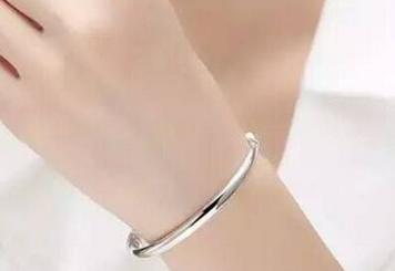 银手镯会变黑怎么回事,银手镯变黑了是怎么回事