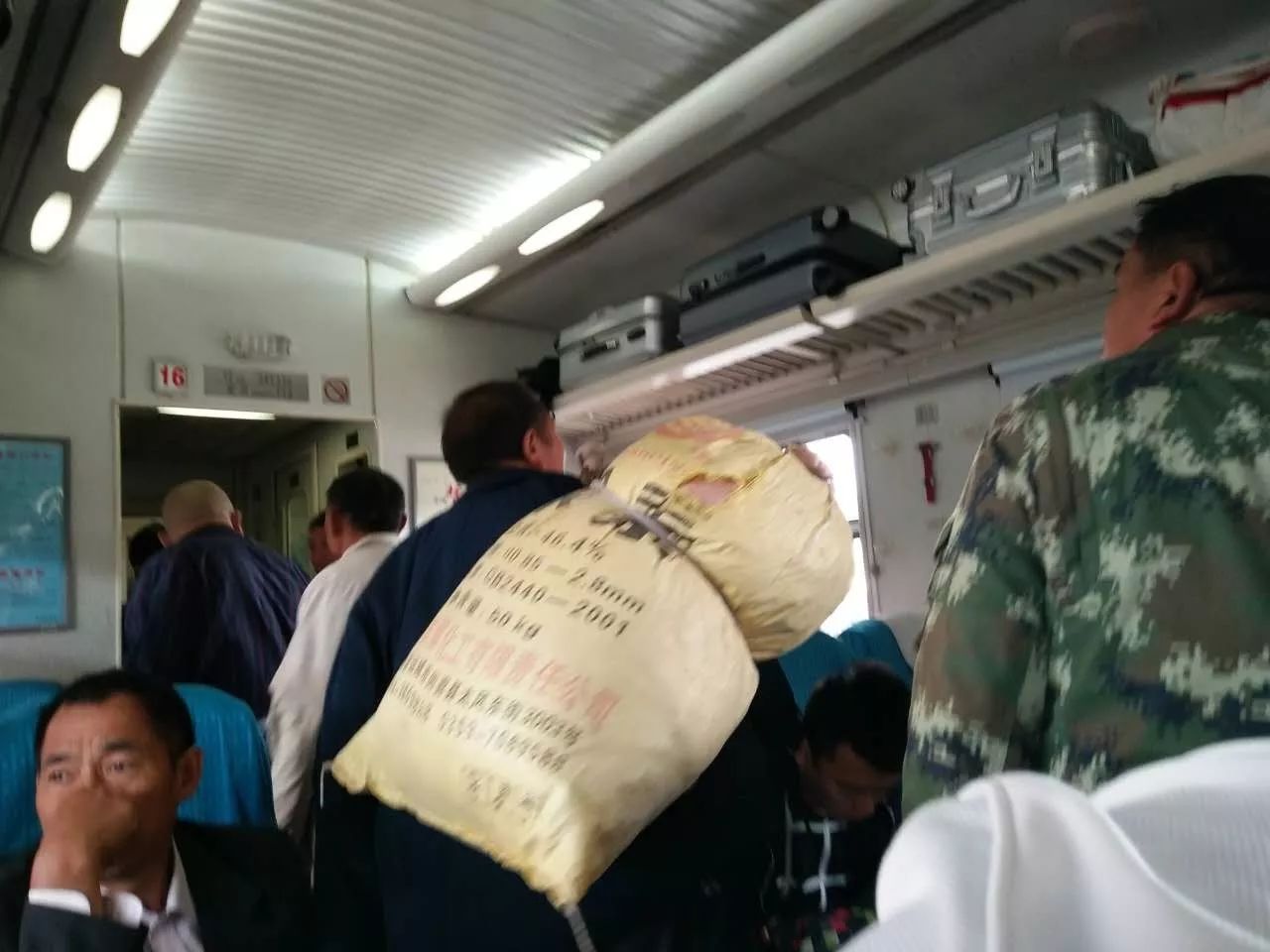 这是滁州火车站的十一假期实拍！世界再大路再遥远，我们也要回家！