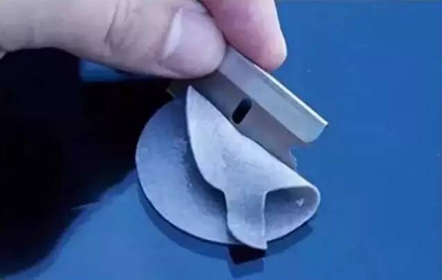 前挡风玻璃破了个洞不修理行吗,挡风玻璃怎么破了