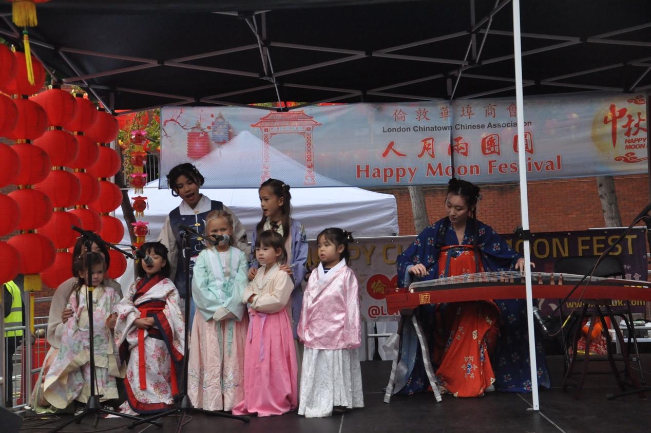 伦敦华埠庆中秋锣鼓喧天唐人街