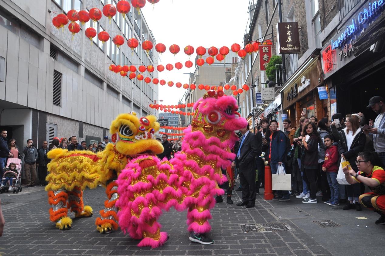 伦敦华埠庆中秋锣鼓喧天唐人街
