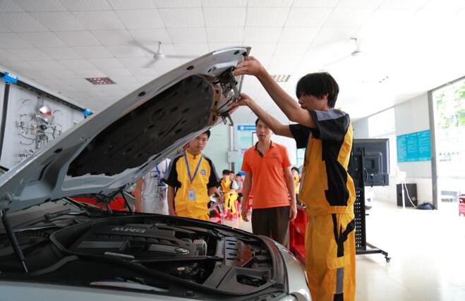 学汽车修理来广州万通汽修学校,广州万通汽修学校一年学费多少