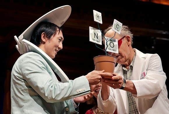 为啥老人耳朵更大，接吻能减轻皮肤过敏？搞笑诺贝尔奖统统为你解答丨周末趣读