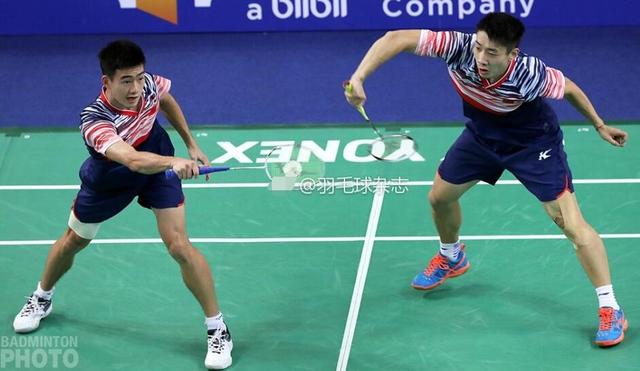 中国队2比0胜马来西亚颁奖,中国国青队头球绝平马来西亚