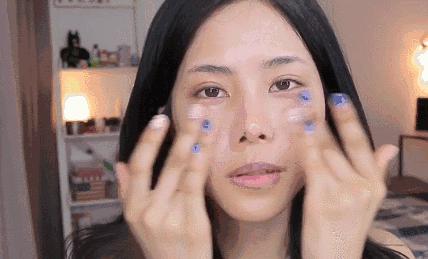 好不容易败了心爱的口碑款粉底液，别输在尴尬浮妆上｜我帮你试试