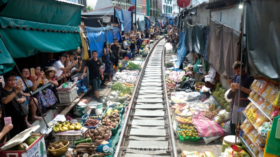坐着小马车去赶集,坐着大巴去赶集