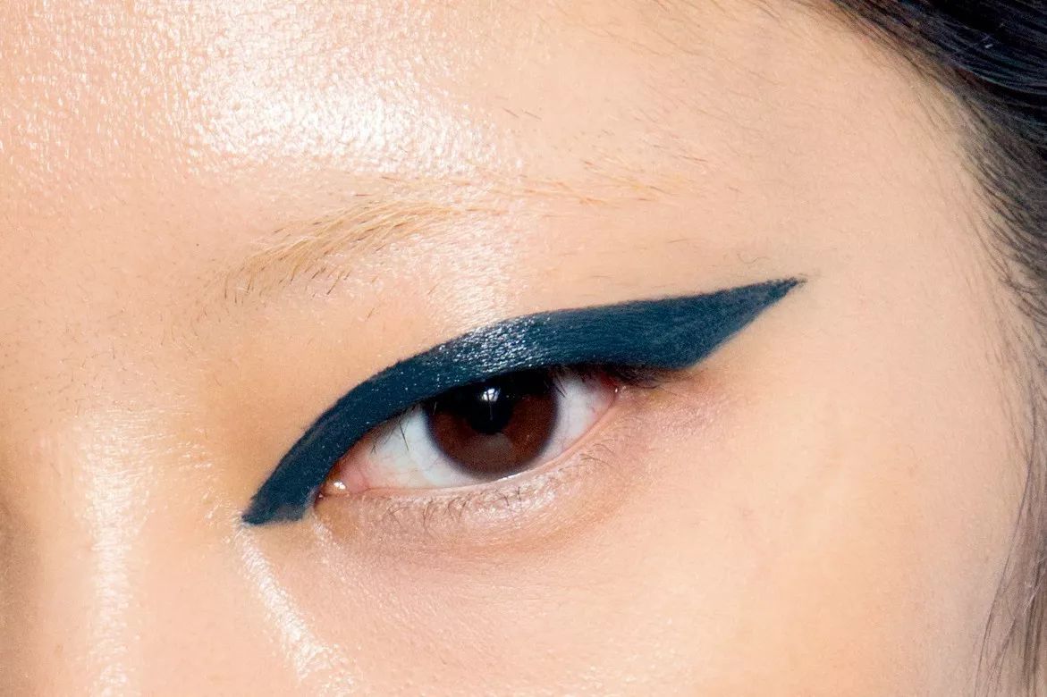 眼线怎么画好看又粗又黑 (看着很野的眼线怎么画)