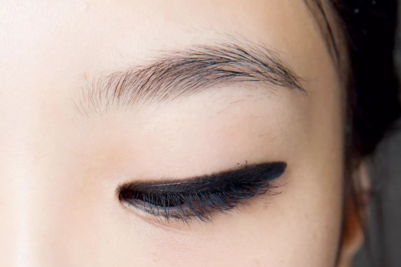 眼线怎么画好看又粗又黑 (看着很野的眼线怎么画)