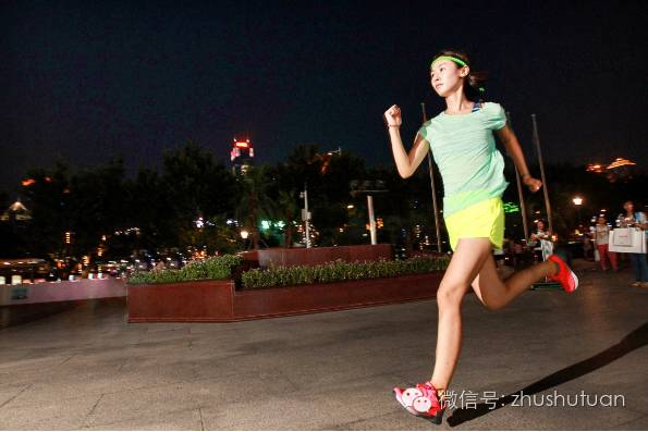 女孩,跑起来跑吧,像个天真的漫画家一样