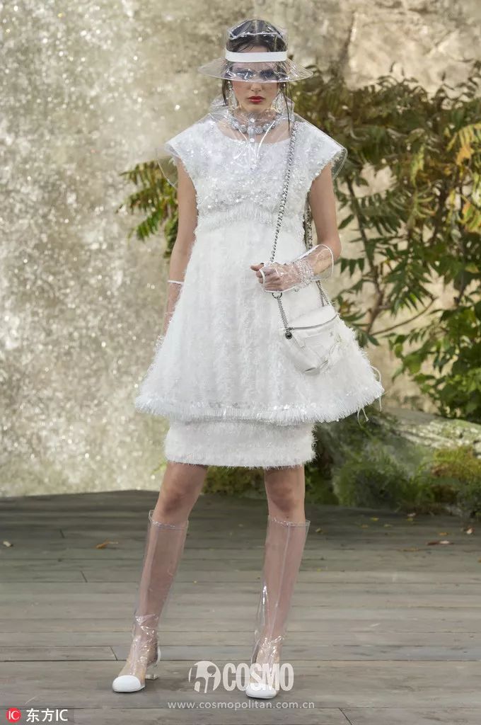 时髦办｜“透明塑料”成新流行！再也不怕下雨天咯