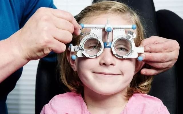 孩子总是眯眼看东西,孩子总是眯眼看电视