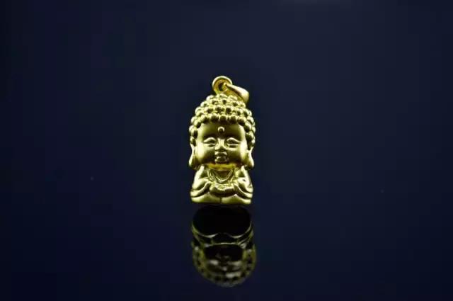 黄金八卦吊坠的寓意和象征,黄金公鸡吊坠的寓意是什么