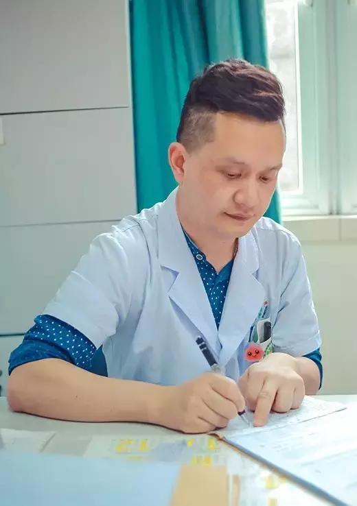 从医18年，经他手的危重疑难孕产妇何止上千？他是华西附二院“男神”教授姚强