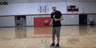 突破时防守人不往前抢怎么过人,面对重心低的防守人如何过人