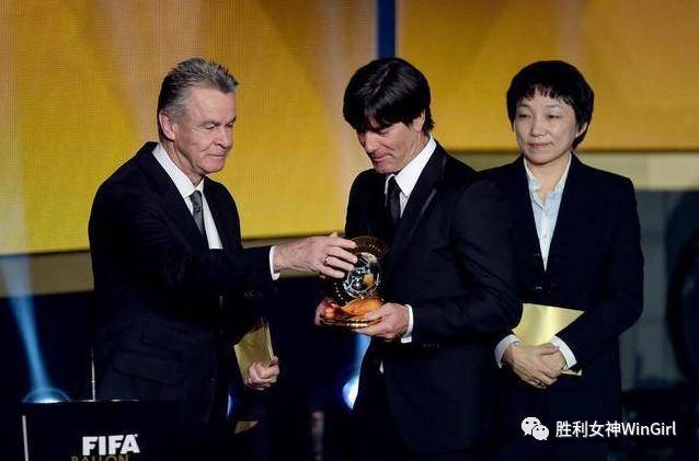 穿国家队队服的马拉多纳,穿着裙子的马拉多纳