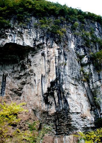 韦达庆找马却找到了数不清的人骨和陶片还听到千军万马厮杀专家说那地方叫“雷打岩