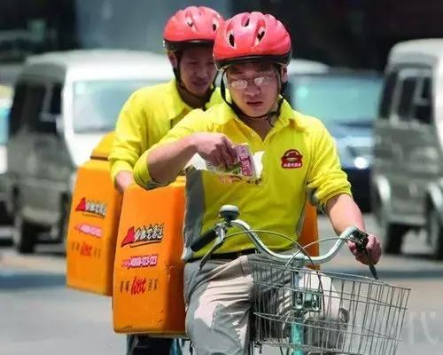 凌晨5点西安的街头感人一幕,西安高温40度搞笑视频