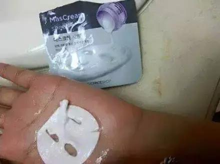 网购时商家送了个小面膜,没想这么小,给猫试了下,结果……