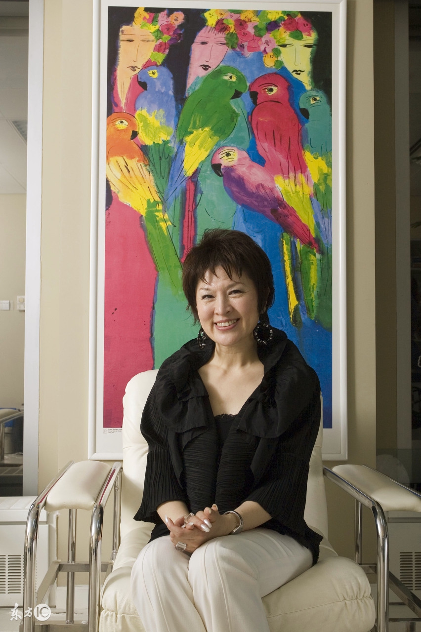 故事：她将色彩用于自我人生被媒体誉为“中国色彩第一人”，而她如今的色彩人生则源于自己曾经太不懂得色彩