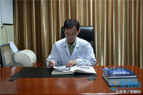 并肩共战的夫妻,并肩作战的战友夫妻