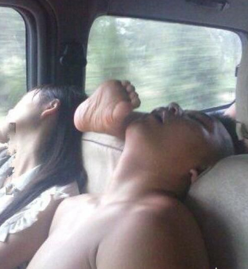 理发不小心把眉毛推掉了,理发师把眉毛剃掉