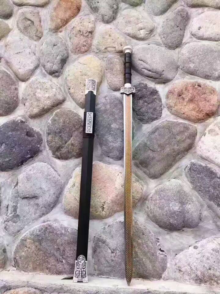 龙泉刀剑覆土烧刃,龙泉高锰钢刀剑一体锻打