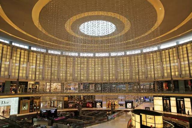 迪拜,一边是黄金,一边是黄土