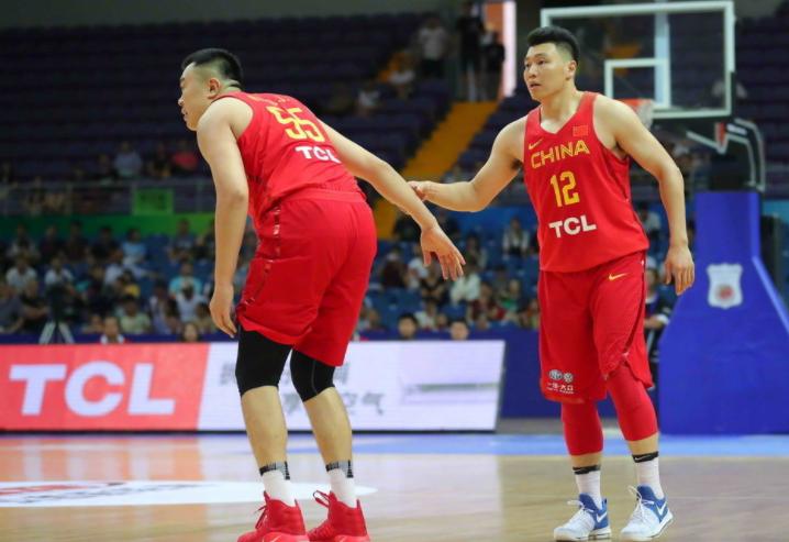 中国队对阵新西兰郭艾伦,郭艾伦被撞出底线