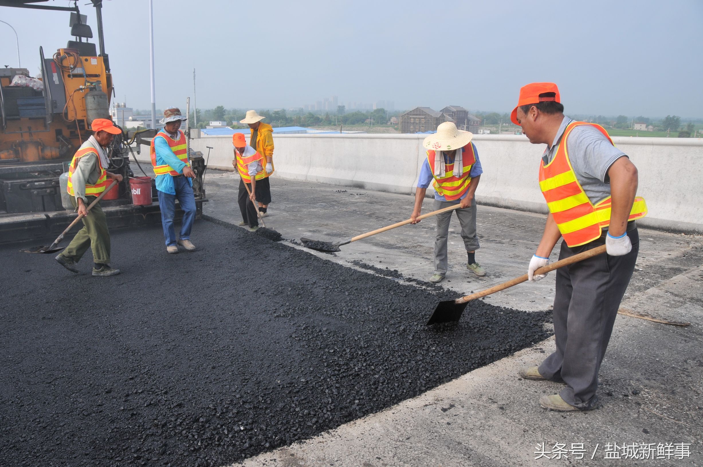 脚下踩着100多摄氏度的沥青啥感觉？加了三四层厚鞋垫还嫌烫！