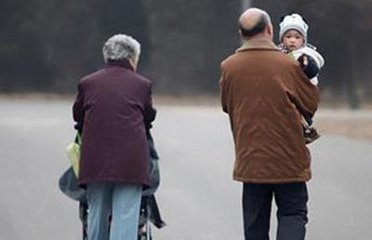 孩子应不应该放在老家,孩子该不该放老家给外婆带