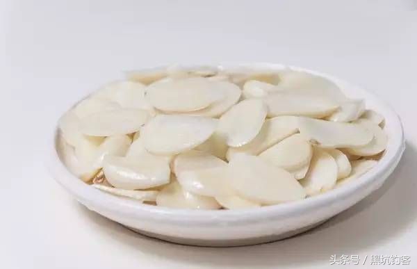 大蒜真能钓鱼吗,大蒜加香醋十三香味精能钓鱼吗