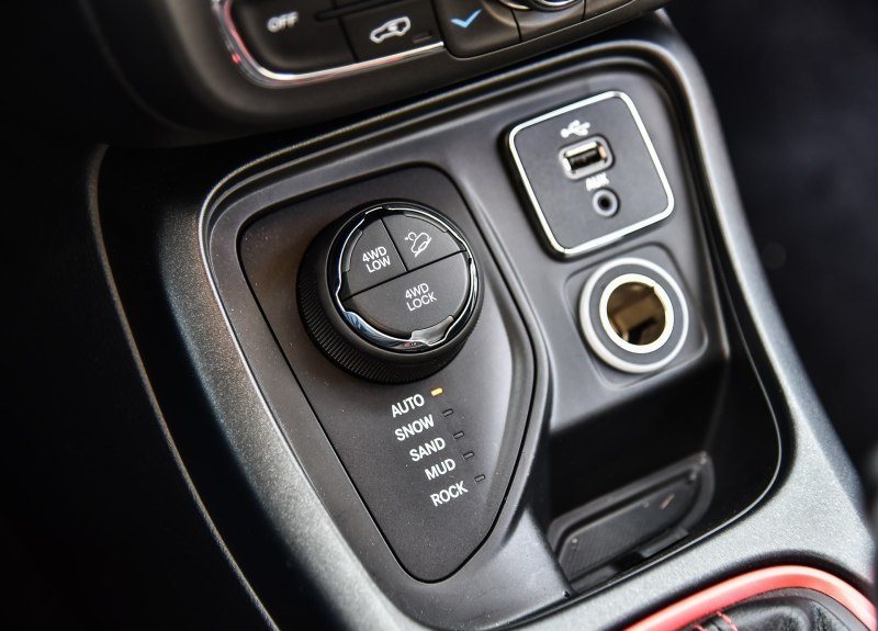 指南者2.4四驱豪华版,吉普指南者2.4四驱高性能版