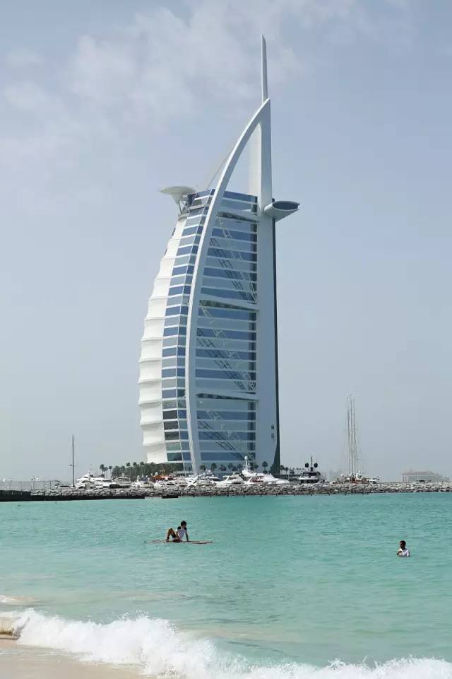 迪拜,一边是黄金,一边是黄土