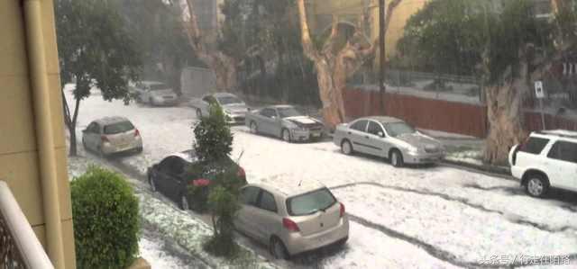 意大利海滩小镇“六月飞雪”,游客却纷纷表示很舒服