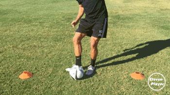 足球实战技巧长传球的练习秘诀,新手必学足球简单的过人技巧