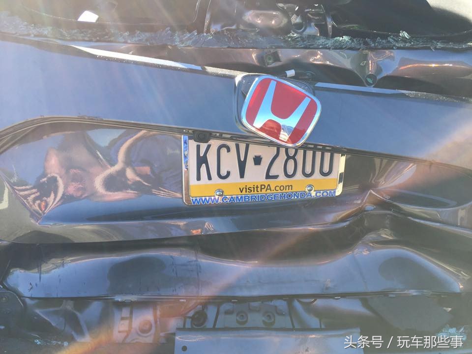 思域汽车被追尾后备箱变形,70多万新款思域