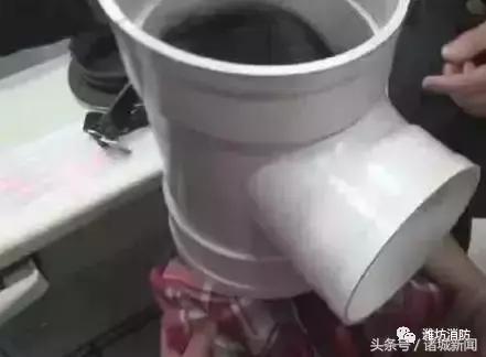 小男孩被电梯夹断胳膊,小孩手指被三轮车夹住