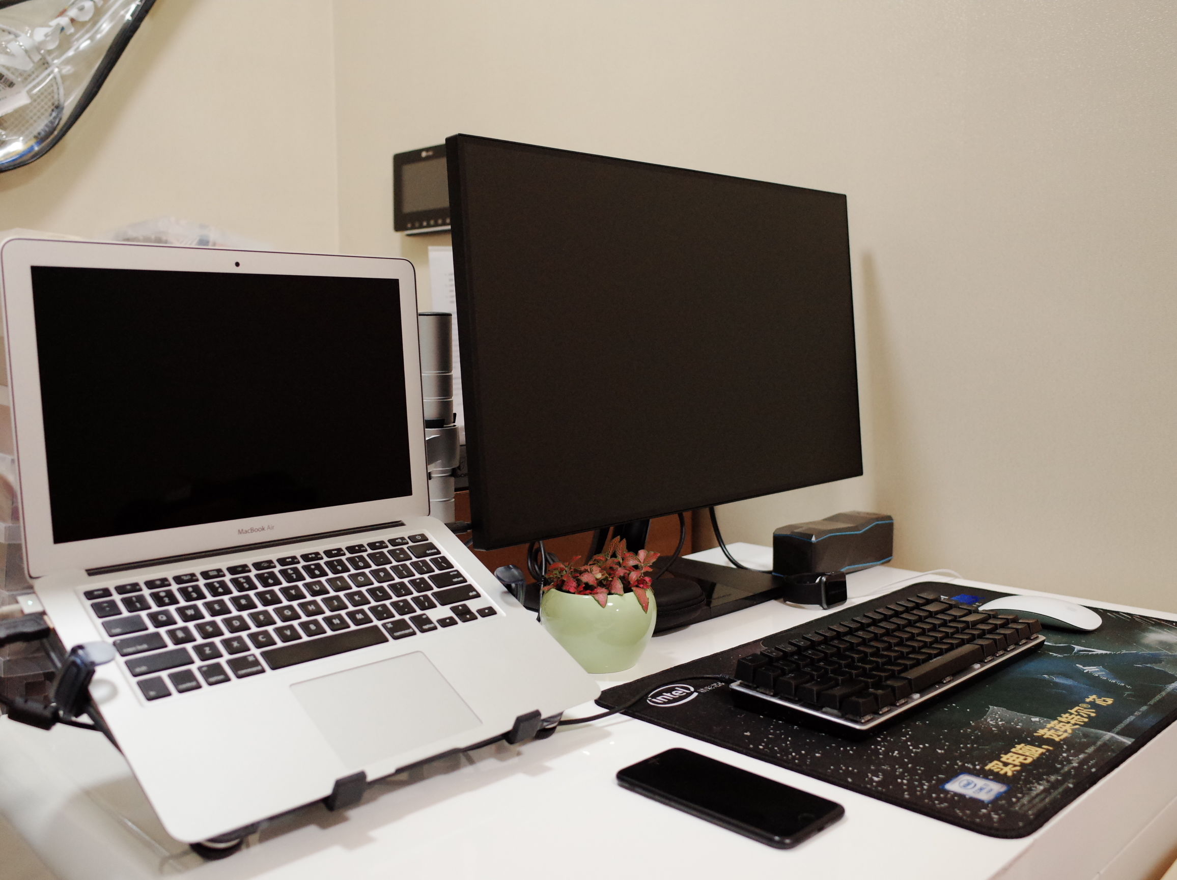 当笔记本*党**一直以为mac就是机制的时候，一定是忽略了显示器还有这样一种打开方式，外挂显示器的完整体验