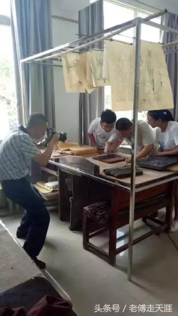 10名大一男女生，暑假在梁平用100元办了一件事~