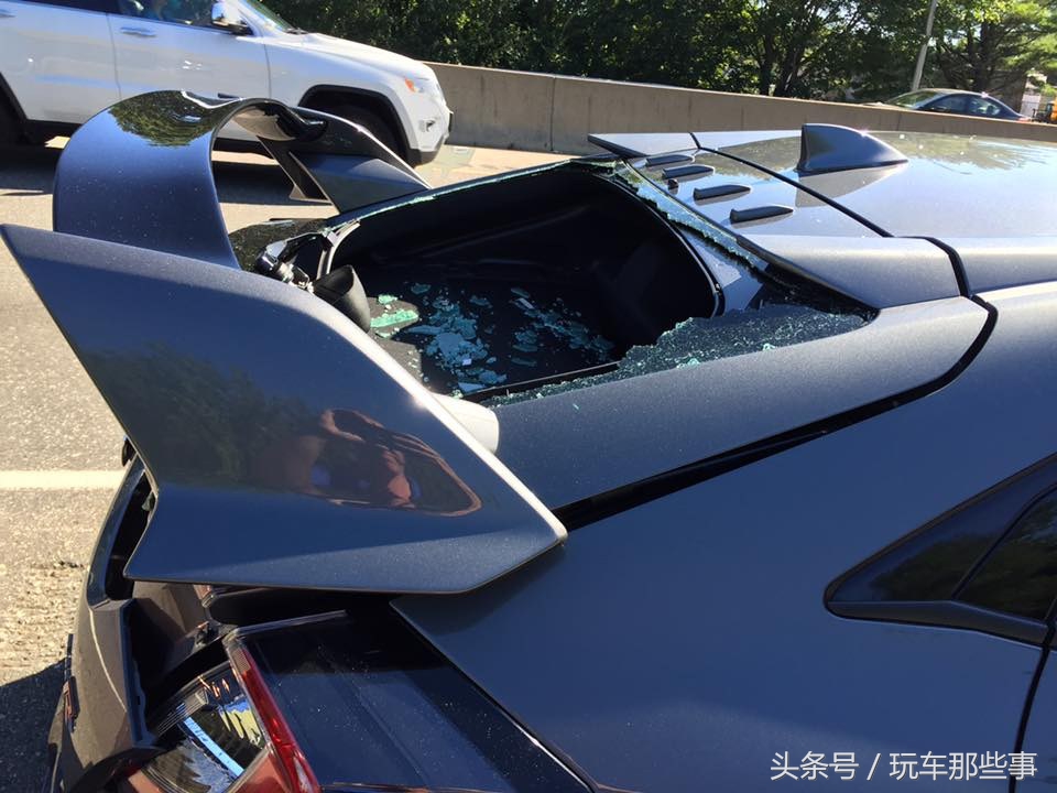 思域汽车被追尾后备箱变形,70多万新款思域
