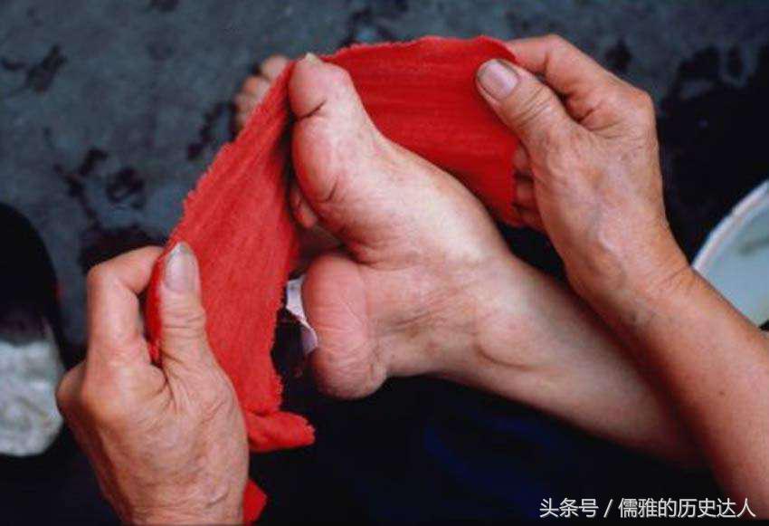 古代的缠足对女性的摧残有多大?为何古代男人们喜欢‘三寸金莲’