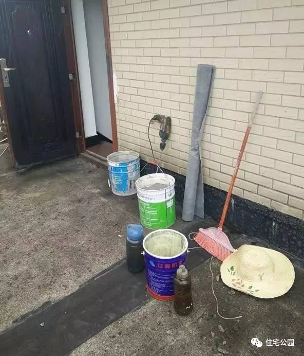 房顶漏水可以铺瓷砖补救吗,房顶漏水从里面补