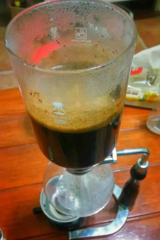 他辞去国企高管工作，把独立电影社搬进可以画画、喝咖啡的美术馆