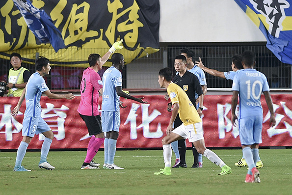 主裁艾堃的数次判罚引发赛后争议,津媒批评中超艾堃