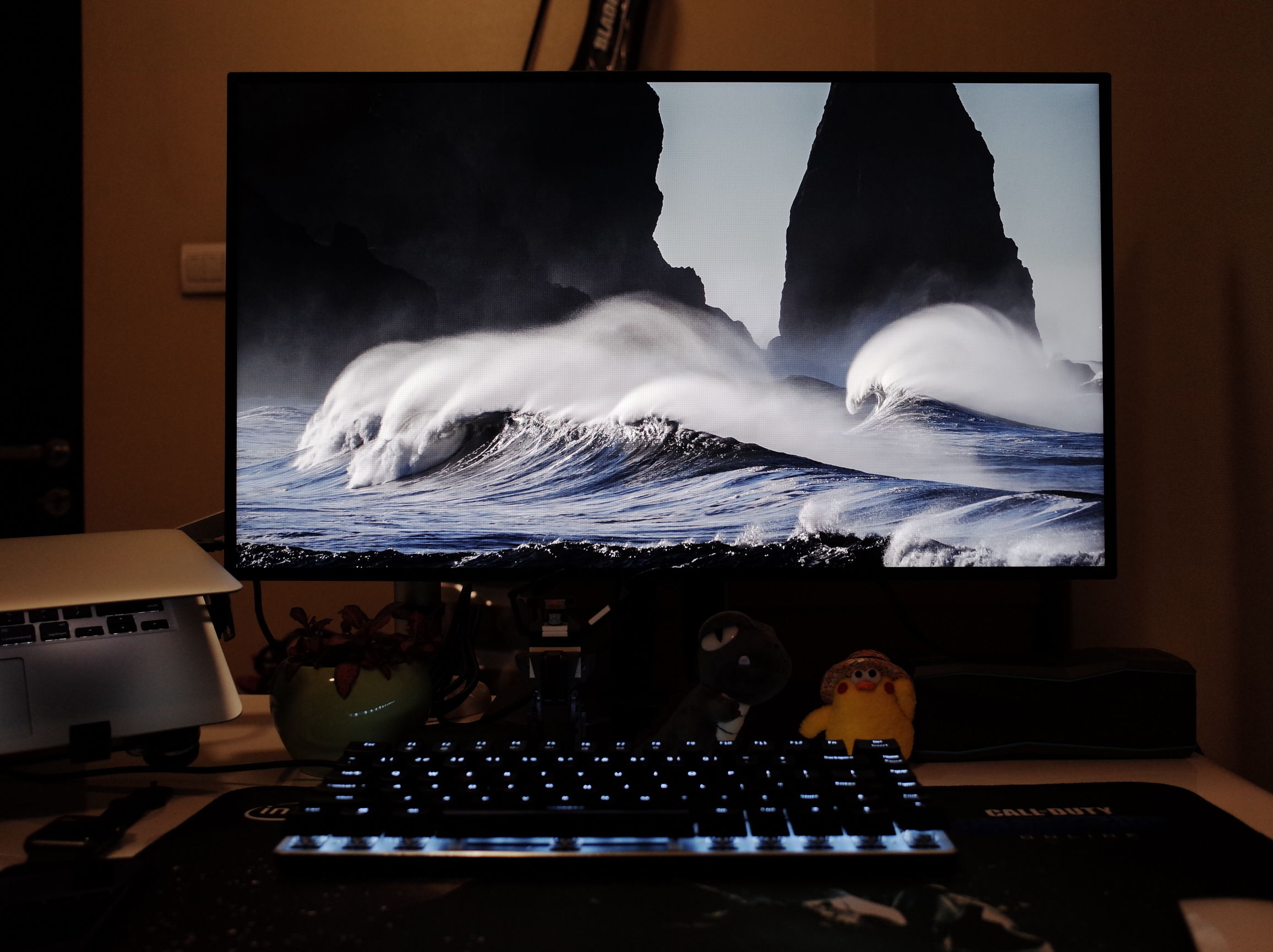 当笔记本*党**一直以为mac就是机制的时候，一定是忽略了显示器还有这样一种打开方式，外挂显示器的完整体验