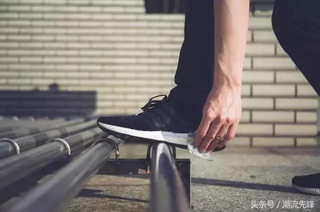 干掉一位鞋头很简单，你只需要踩脏他的球鞋！