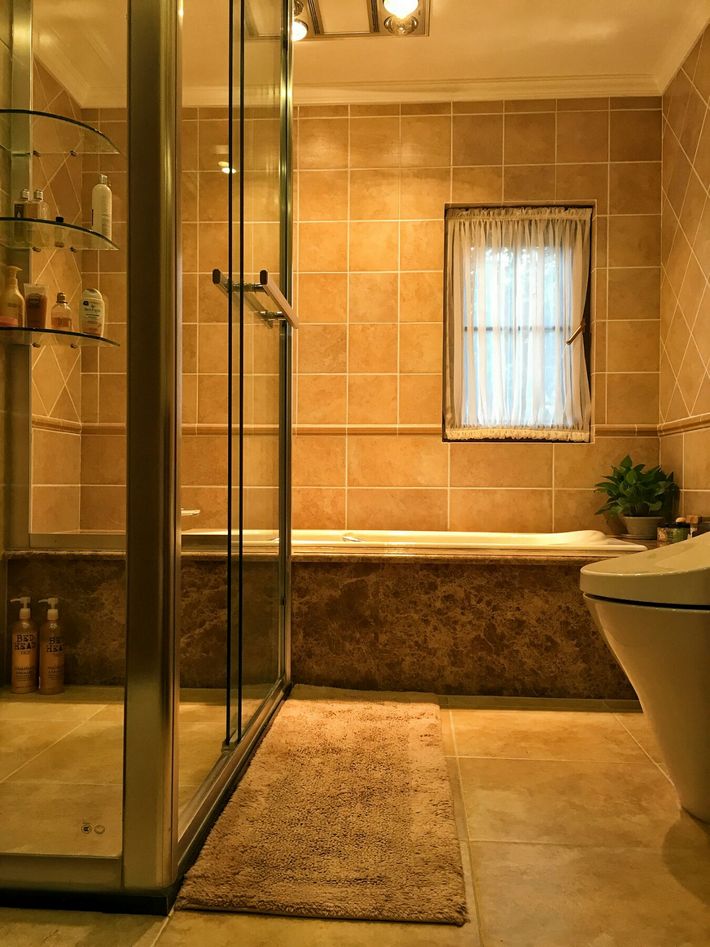 旋转楼梯别墅中空客厅新中式,旋转阳台沙发轻奢