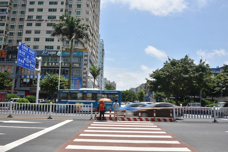 北海不礼让行人不扣分的视频,广西北海礼让行人监测点